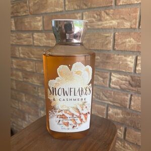 Bath & Body Works Snowflakes & Cashmere Shower Gel NEW